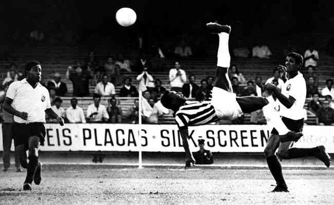 Pel d uma bicicleta no jogo entre Santos e Corinthians, no Morumbi, em 8 de junho de 1969. Peixe venceu o confronto por 3 a 1