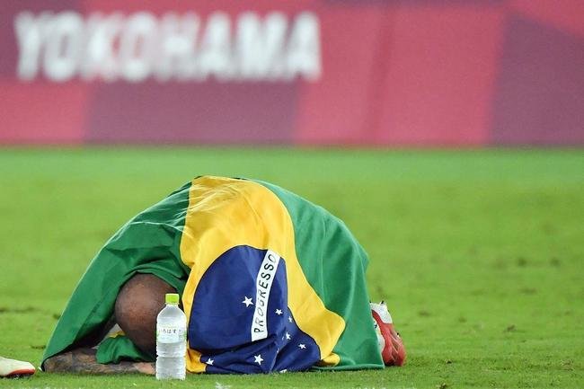 Fotos da festa dos jogadores brasileiros com a conquista da medalha de ouro em Tquio no futebol. Seleo  bicampe olmpica e de forma consecutiva