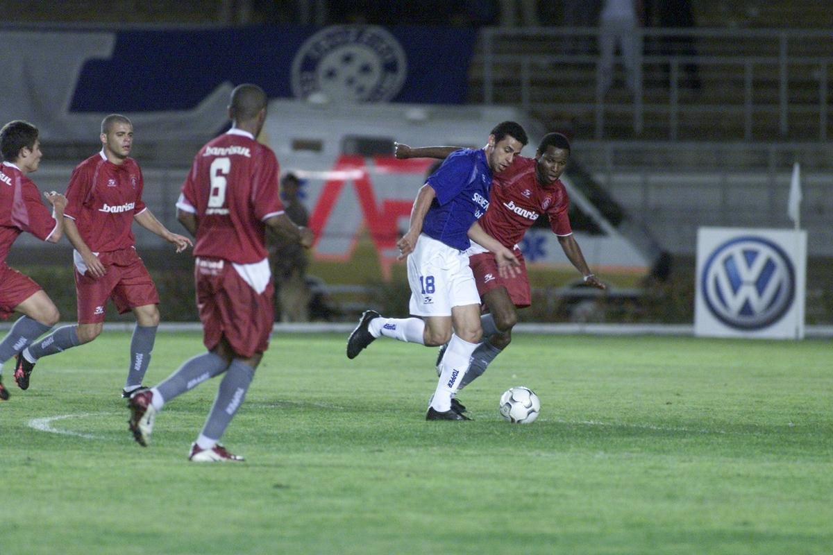 Fred (atacante) - embora no fosse considerado um reforo de tanto impacto, j era velho conhecido no futebol mineiro em funo da performance a servio do Amrica (34 gols em 57 jogos). Cobiado tambm pelo Atltico, Fred foi contratado pelo Cruzeiro em julho de 2004. Logo na estreia, em 5 de agosto, fez o segundo gol celeste na vitria por 2 a 0 sobre o Internacional, no Mineiro, pela 21 rodada do Campeonato Brasileiro. Posteriormente, viria a marcar mais 15 vezes naquela temporada. Em 2005, chegou a impressionantes 40 gols em 43 jogos pelo clube. O Lyon, da Frana, pagou  Raposa 14 milhes de euros para ter o artilheiro. Na sequncia da carreira, Fred rodou por Fluminense e Atltico, retornando ao Cruzeiro em janeiro de 2018. Atualmente se encontra em tratamento de leso no ligamento cruzado anterior do joelho direito, com previso para voltar a jogar em outubro.