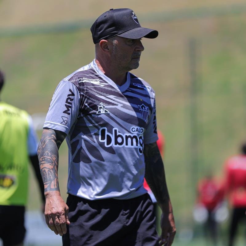Atlético divulga fotos do novo uniforme de treino