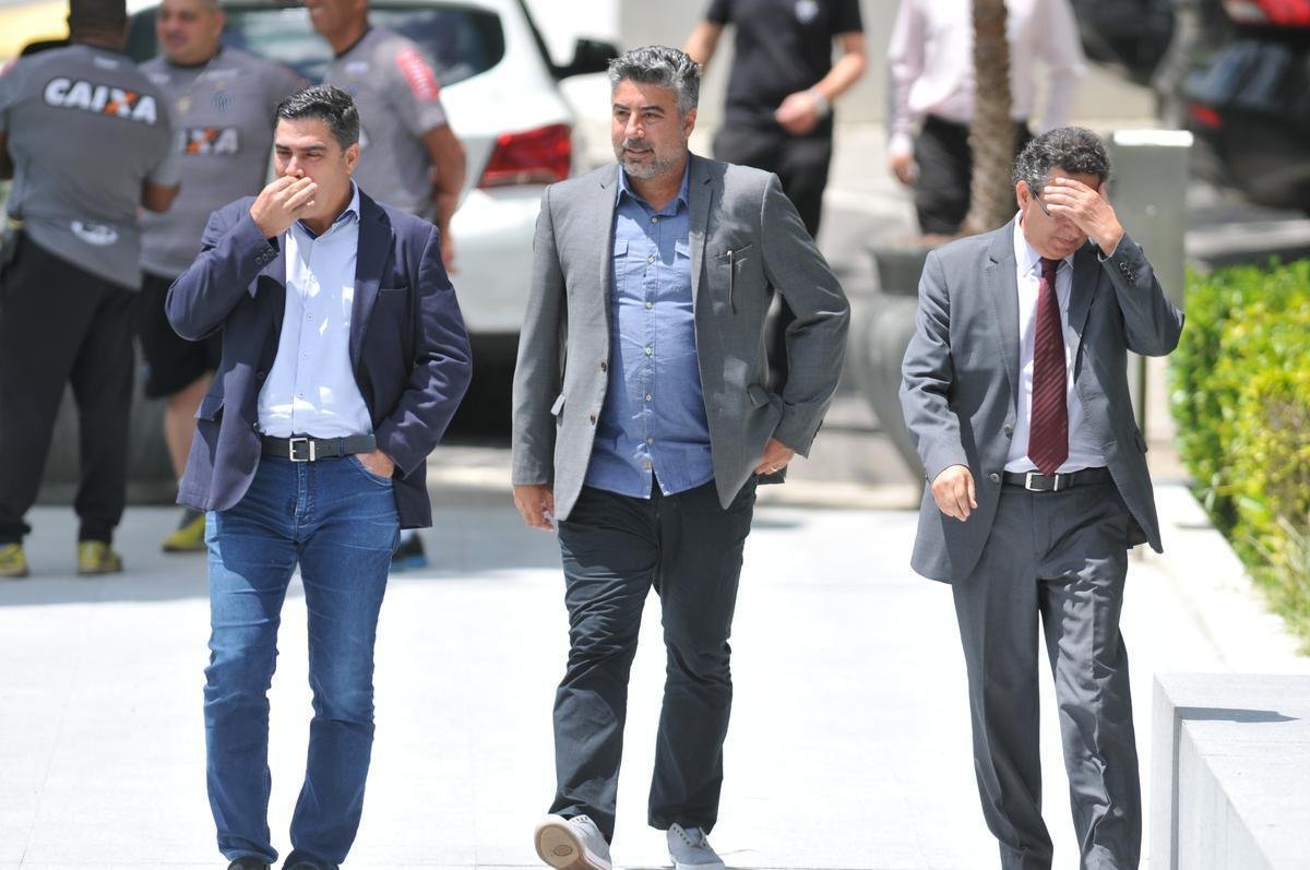 Manh desta sexta-feira foi agitada no Atltico com demisso de Oswaldo e coletiva do presidente