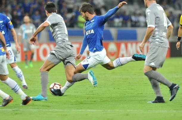 Aos dez minutos, Lucas Silva fez jogada individual e marcou o 2 gol do Cruzeiro em chute de fora da rea