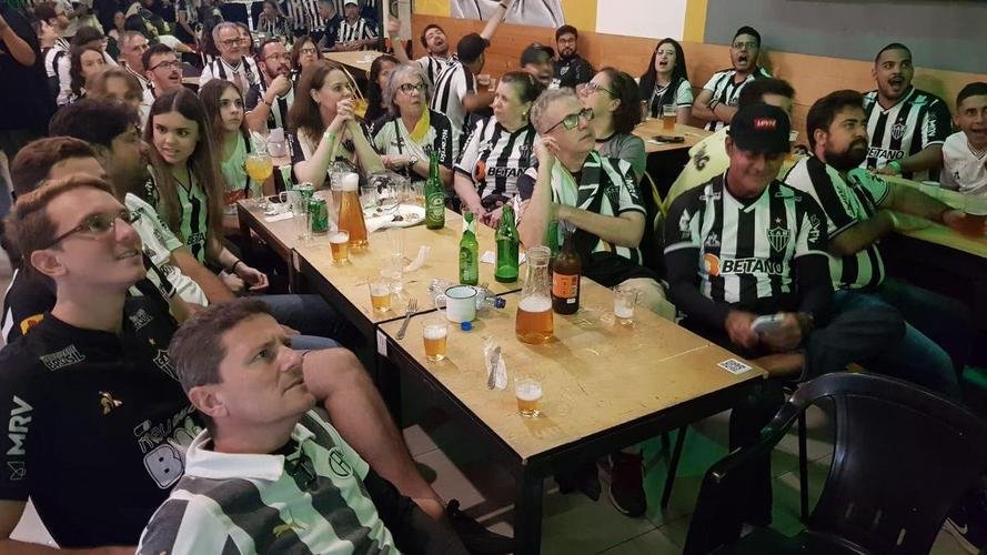 Atleticanos no Bar Devotos, em BH, durante a final da Copa do Brasil contra o Athletico-PR.