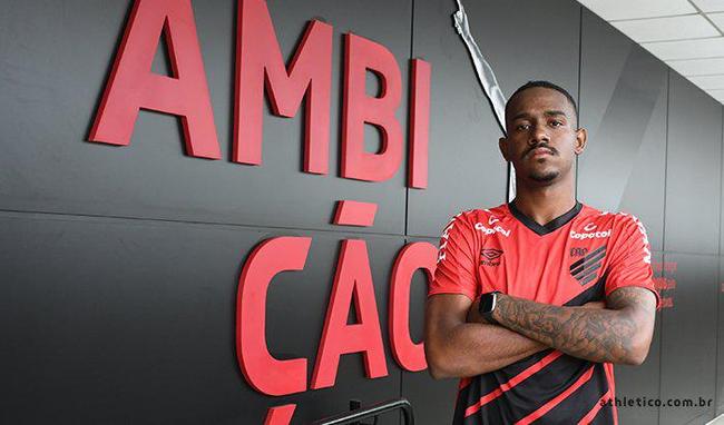 Edu - depois de marcar um gol em trs jogos pelo Cruzeiro, foi adquirido por cerca de 2,5 milhes de reais pelo Athletico-PR, no incio de junho. O zagueiro de 20 anos se encontra a servio da equipe sub-20 e no apareceu uma vez sequer no banco de reservas do time principal.