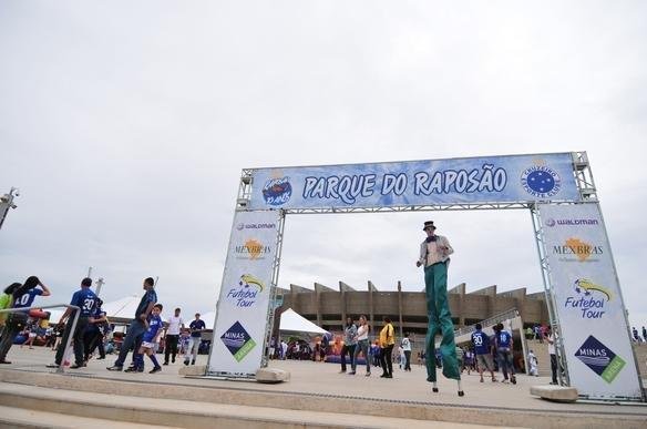 Crianas fazem a festa na esplanada Sul do Mineiro no aniversrio de 10 anos do Raposo; muitos brinquedos foram montados no local e houve at apresentao circense e de mgico