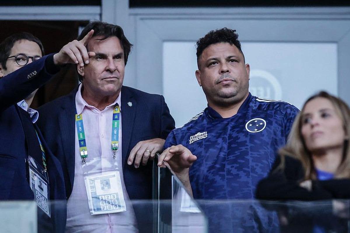 Ronaldo usa camisa nova do Cruzeiro no Mineirão, mas tapa marca da Adidas