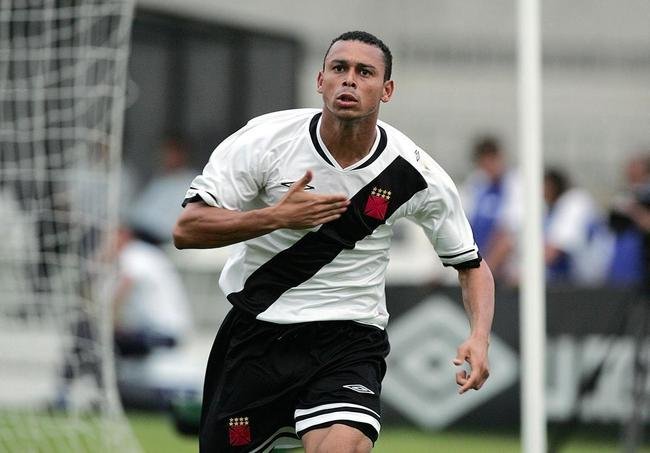 Ex-jogador do Vasco, Valdiram sempre conviveu com problemas fora das quatro linhas. Foi acusado de suposta tentativa de estupro, alm de outros crimes.