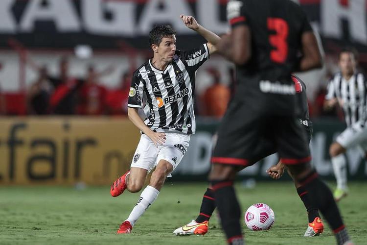 Veja as fotos do confronto entre Atlético-GO e Atlético, no estádio Antônio Accioly, em Goiânia, pela 27ª rodada da Série A do Brasileirão.