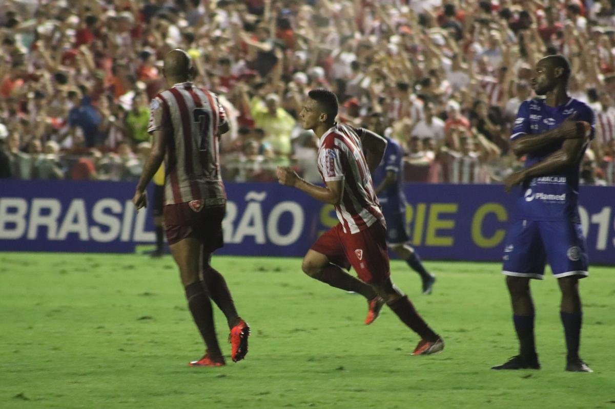 Thiago marca na vitória sobre o Confiança nos Aflitos. Timbu venceu a partida válida pela Série C por 3 a 1.