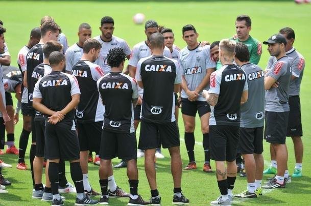 Manh desta sexta-feira foi agitada no Atltico com demisso de Oswaldo e coletiva do presidente