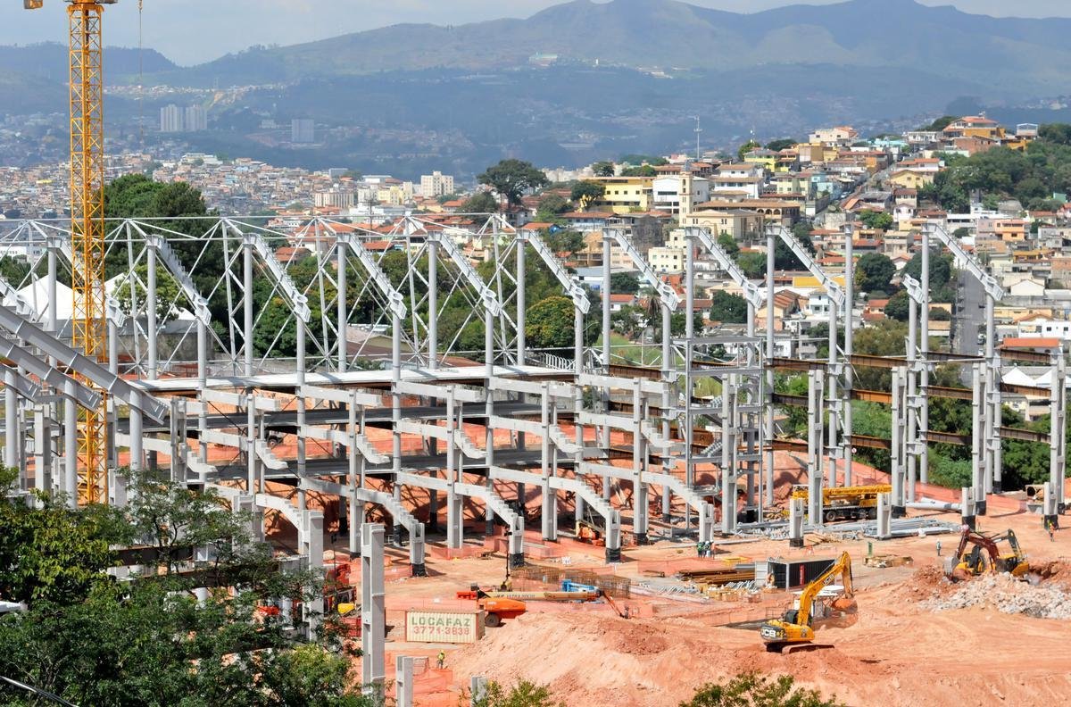 Arena MRV completa um ano de obras neste 20 de abril de 2021. Veja como est o andamento da construo do estdio do Atltico, que tem previso de ficar pronto em outubro de 2022. Sero 46 mil lugares, 2.333 vagas de estacionamento, 40 bares e 80 camarotes. O empreendimento fica no bairro Califrnia, em Belo Horizonte. (Fotos de Gladyston Rodrigues/EM/D. A Press)