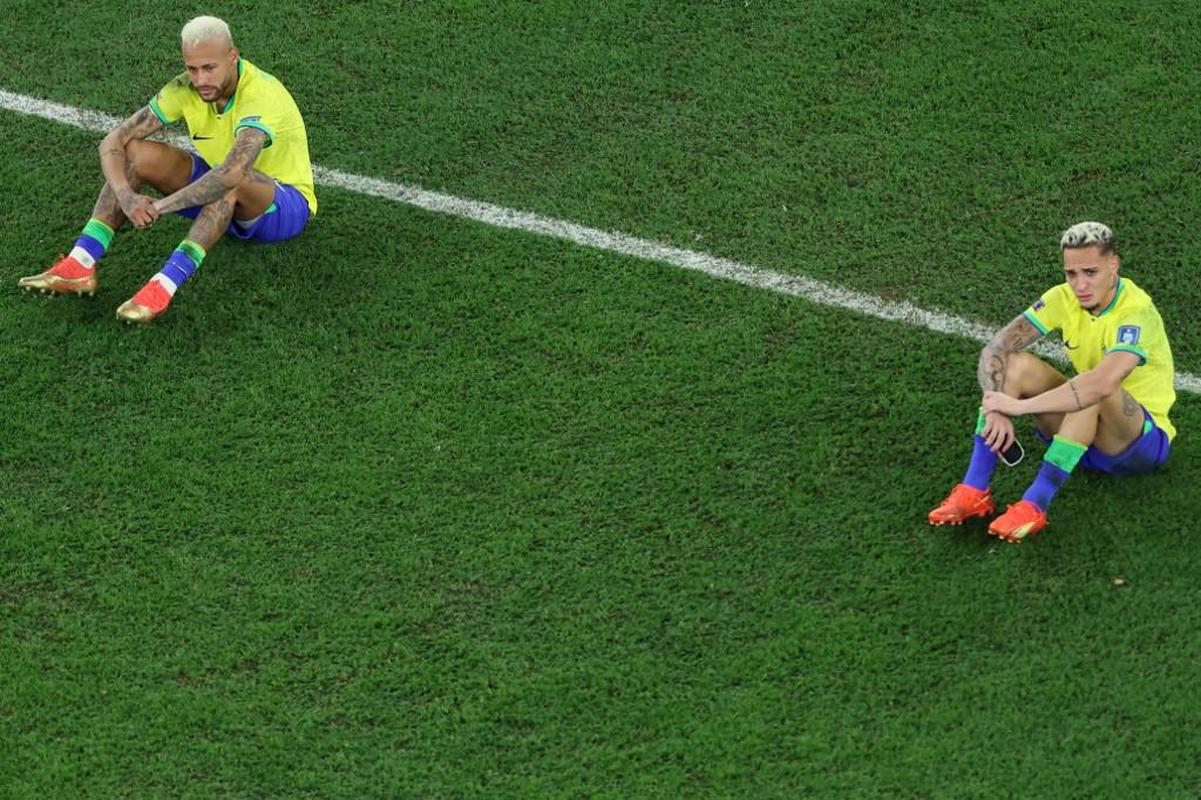 Jogadores do Brasil choram desolados com a eliminao