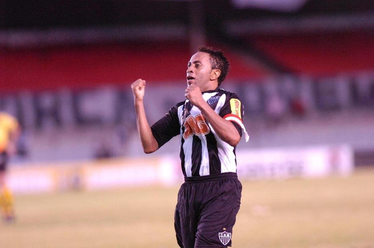 O lateral-esquerdo Jnior foi contratado pelo Galo em 2009. No clube, atuou em 71 partidas e marcou 11 gols. Ele esteve no elenco que garantiu o penta da Seleo Brasileira em 2002.