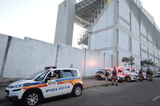 Torcida do Cruzeiro mira Srgio, Deivid e conselheiros em protesto no Horto, antes do jogo diante do Operrio-PR, pela Srie B
