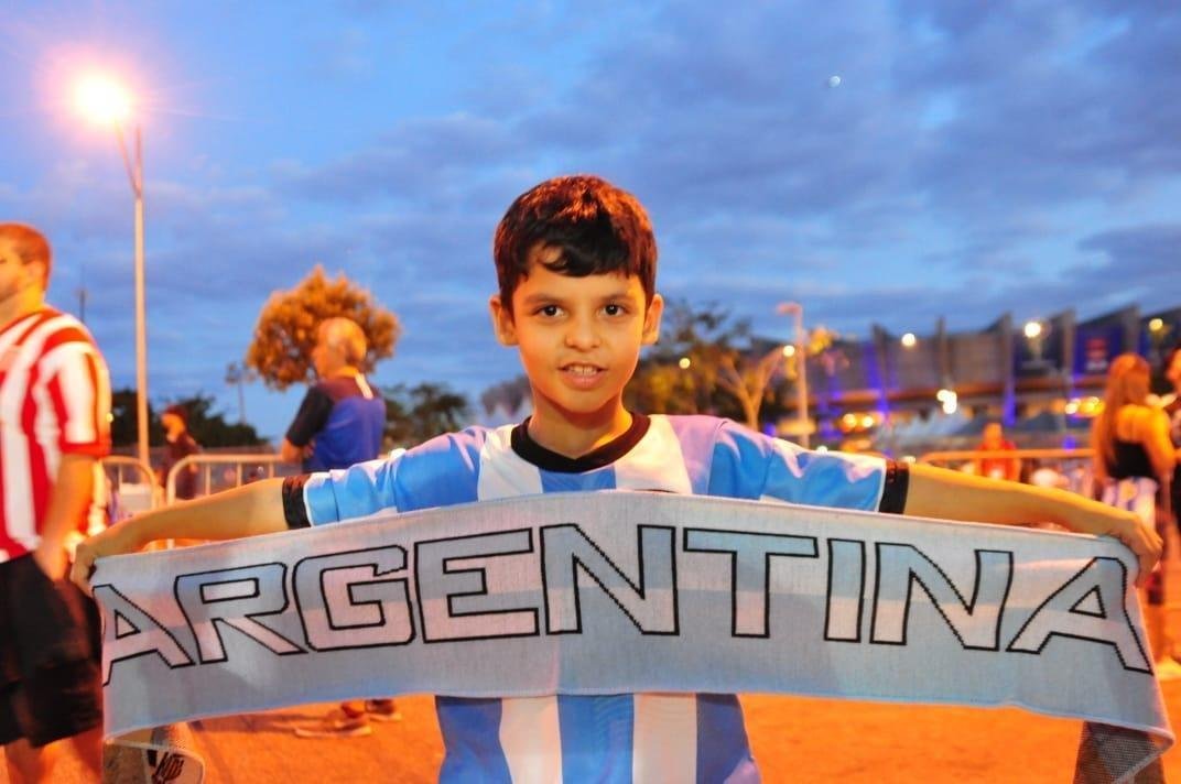 Torcedores de Argentina e Paraguai na chegada ao Minero para duelo pela Copa Amrica