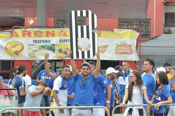 Fotos da torcida do Cruzeiro no primeiro clssico da final do Mineiro, contra o Atltico, no Mineiro