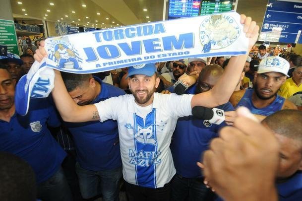 Atacante argentino Barcos foi recebido por dezenas de torcedores do Cruzeiro no aeroporto de Confins, na Grande Belo Horizonte. Jogador de 34 anos assinou vnculo com o clube mineiro por uma temporada