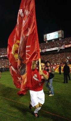 INTERNACIONAL - O time colorado tem quatro jogadores campeões da Copa Libertadores. O total de títulos é de cinco, já que o atacante Rafael Sobis (foto) - recém-contratado do Cruzeiro - venceu o torneio duas vezes (2006 e 2010), ambas pelo Inter. Completam a lista Danilo Fernandes (pelo Corinthians, em 2012), Edenílson (pelo Corinthians, em 2012) e D'Alessandro (pelo Internacional, em 2010).