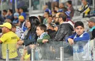 Torcida do Cruzeiro encarou frio e crise de abastecimento para apoiar o time contra o Palmeiras, no Mineiro