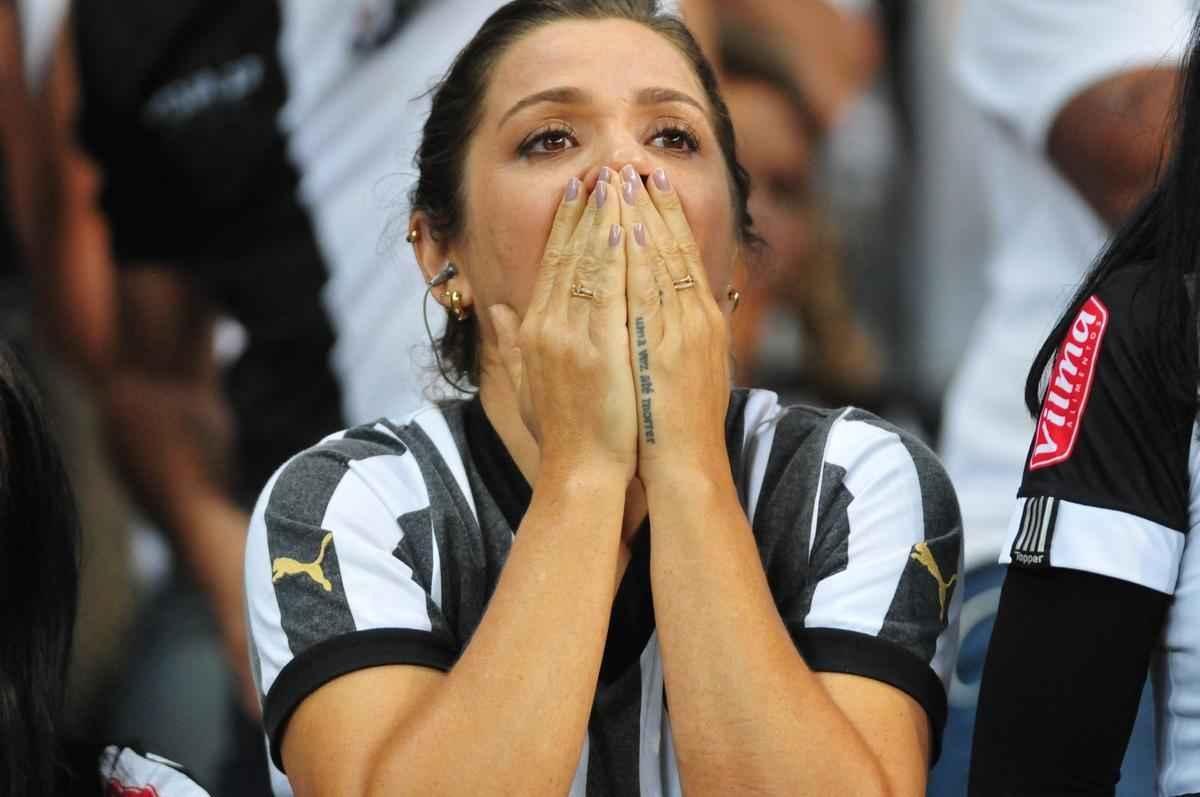 Irritados com eliminao para bolivianos no Mineiro, torcedores chegaram a oferecer dinheiro aos jogadores