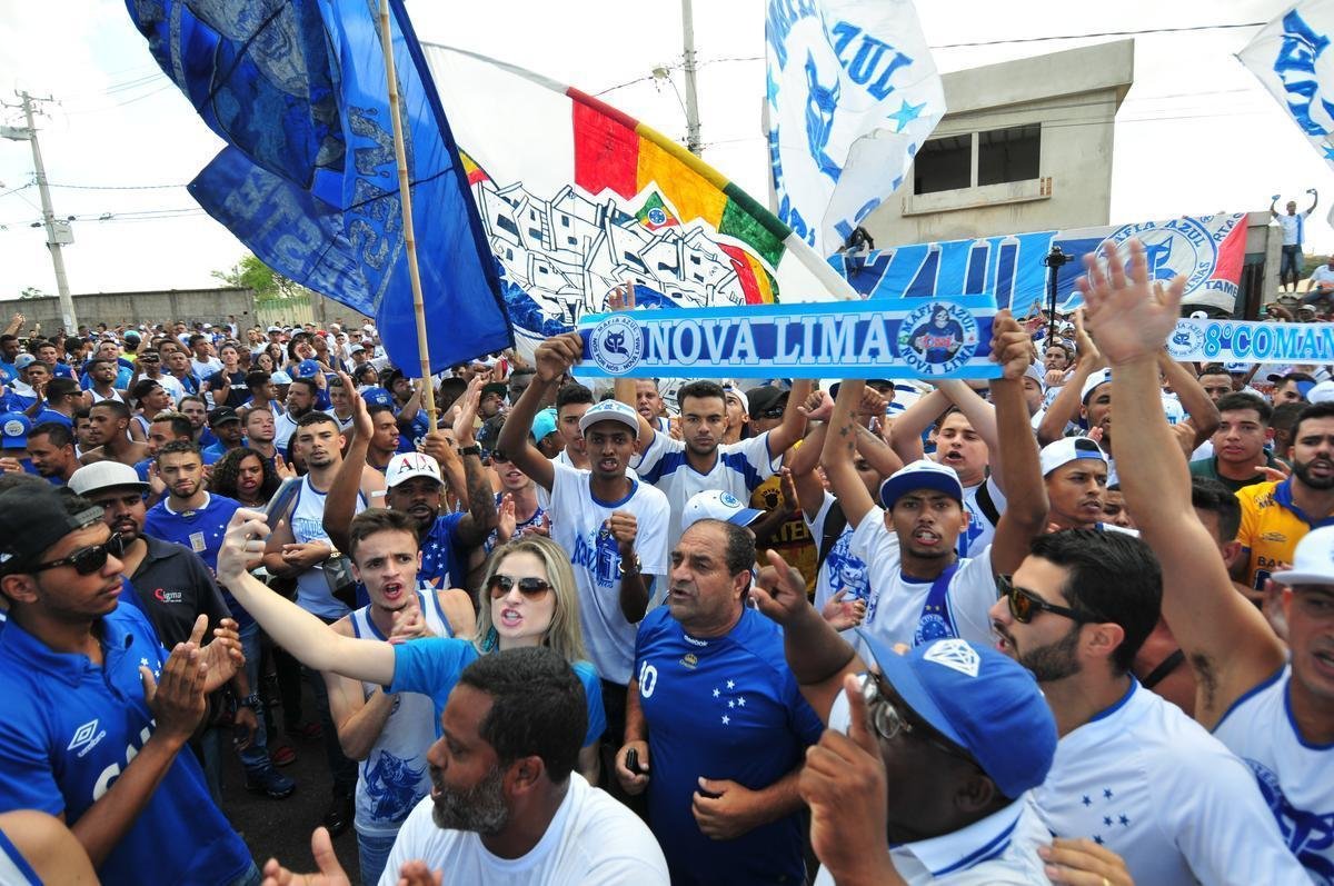 Torcedores do Cruzeiro foram  Toca da Raposa II prestar incentivo ao time antes de final da Copa do Brasil
