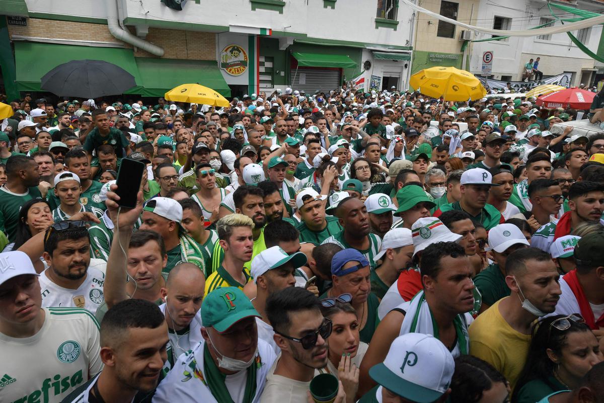 Em So Paulo, torcedores do Pameiras assistem  final do Mundial de Clubes contra o Chelsea disputada em Abu Dhabi, nos Emirados rabes