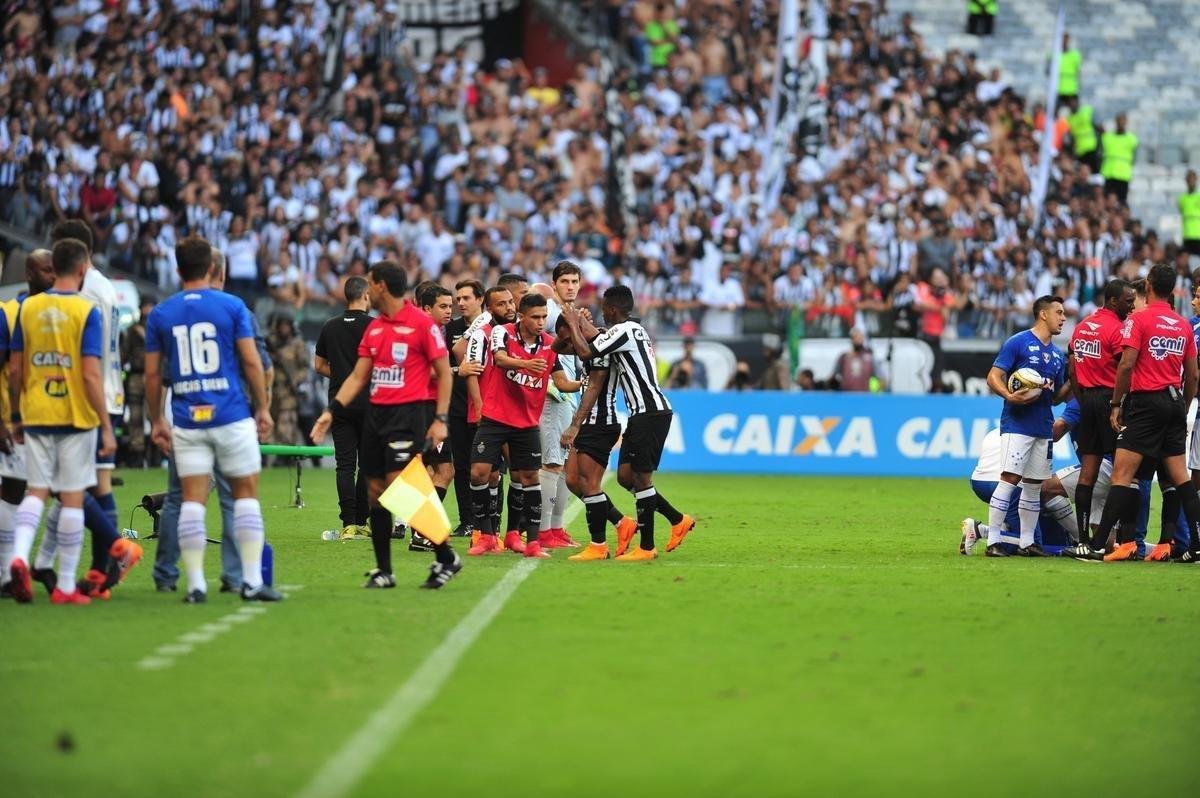 Lances do primeiro tempo do clssico entre Cruzeiro e Atltico, no Mineiro