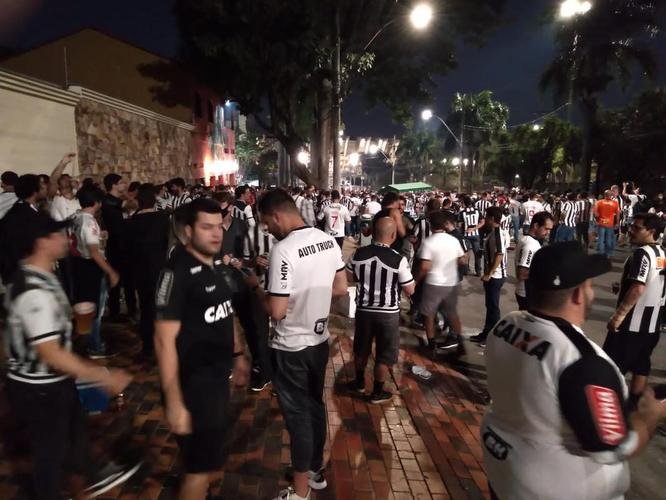 Torcedores do Atlético aglomerados do lado de fora do Mineirão