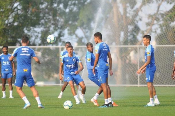 Fotos do primeiro treino de Abel Braga na Toca da Raposa II. Tcnico foi apresentado pelo Cruzeiro neste sbado e dirigir a equipe na segunda, s 20h, diante do Gois, no Serra Dourada, pela 22 rodada do Campeonato Brasileiro