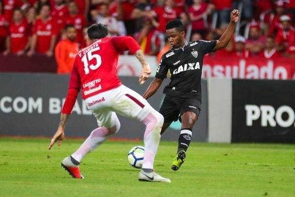 Galo derrotou Internacional no Beira-Rio com gols de Cazares e Terans; D'Alessandro descontou de pênalti