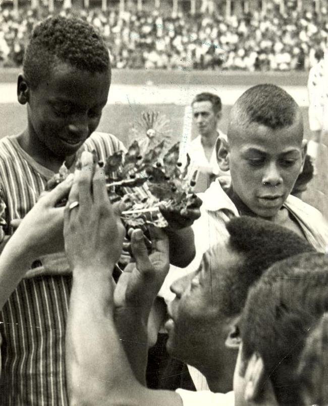 Pel em duelo contra o Atltico em 23 de novembro de 1969. Antes da partida, o craque foi coroado no Mineiro pelo garoto Paulinho.
