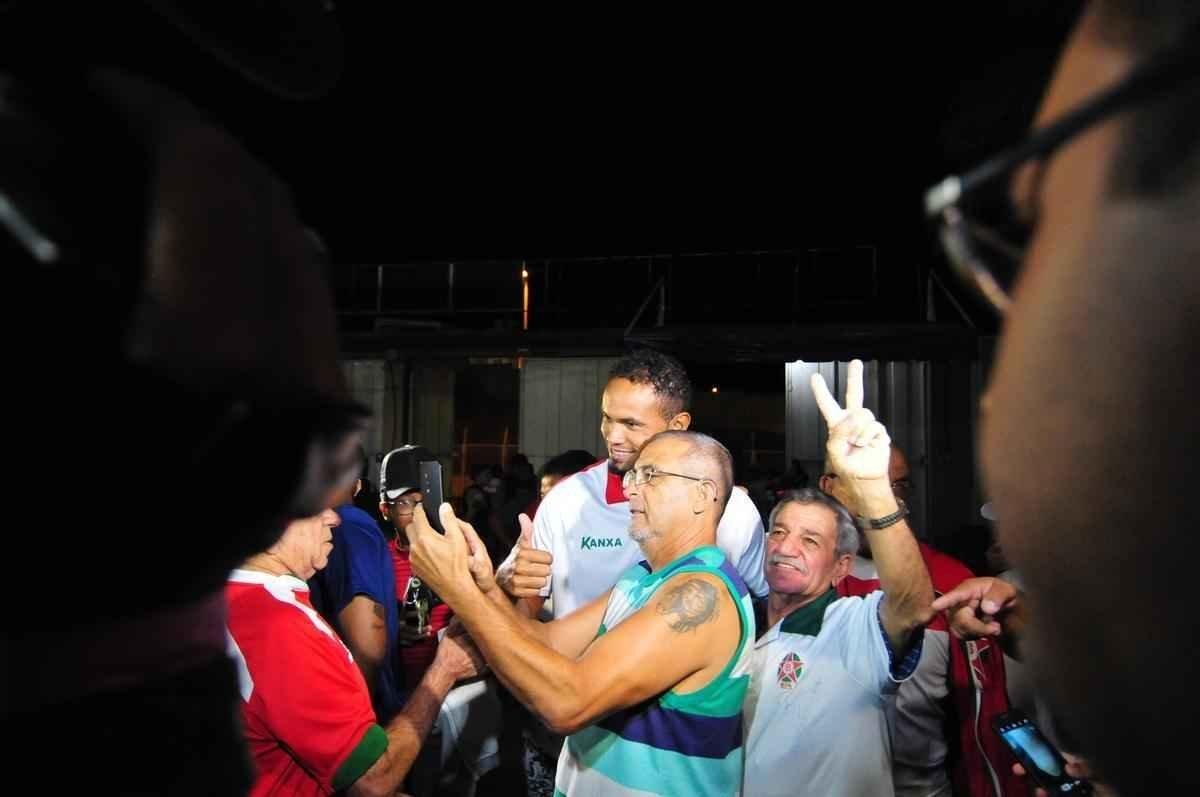 Goleiro Bruno foi ao jogo do Boa Esporte contra o Arax, pelo Mdulo II do Mineiro, e recebeu tratamento de celebridade no Estdio Dilzon Melo, em Varginha. Tirou fotos e foi abraado por torcedores