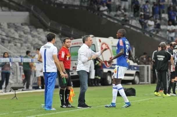 Veja as reaes do tcnico Paulo Bento na estreia pelo Cruzeiro, no duelo contra o Figueirense