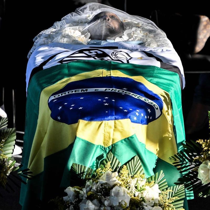 Os ltimos momentos do velrio de Pel, na Vila Belmiro, estdio do Santos. 