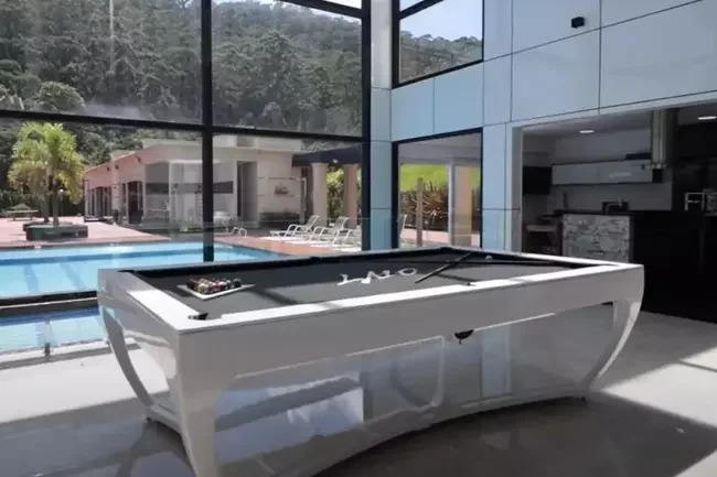 Imagens da manso em So Paulo que est  venda pelo atacante Luiz Adriano, do Internacional