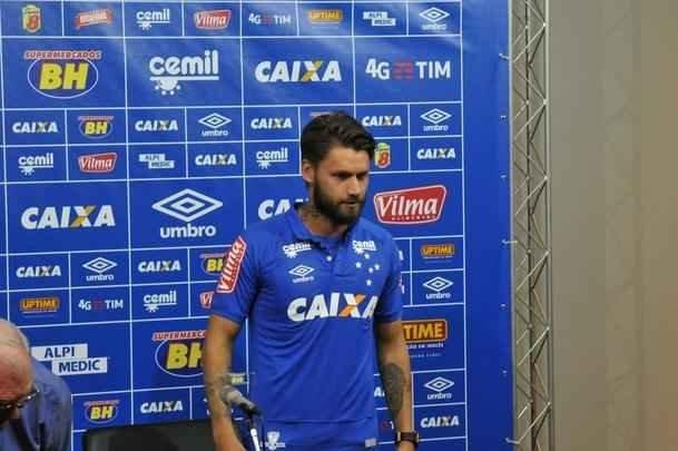 Cruzeiro apresentou para sua torcida no Mineiro os atacantes Sobis, camisa 7, e bila, que vestir a 50