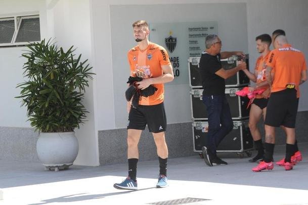 Treino do Atltico nesta segunda-feira, na Cidade do Galo, contou com a volta do meia  Juan Cazares. Direo no chegou a acordo para vend-lo a clube saudita. Tcnico Rafael Dudamel relacionou 23 jogadores para a viagem a Santa Fe, local da estreia na Sul-Americana, quinta-feira, contra o Unin-ARG. Jogador equatoriano ficou fora da lista.