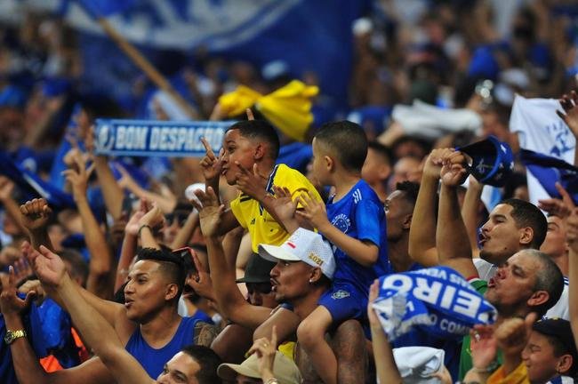 Gabriel Henry, o Gabrielzinho, de 11 anos, em festa na torcida do Cruzeiro durante o empate por 1 a 1 com o Cricima, no Mineiro, pela Srie B de 2022