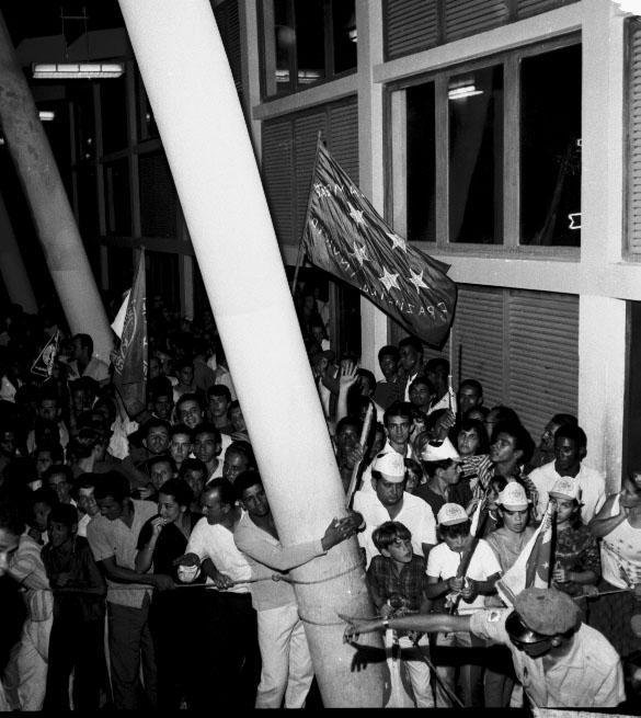 Em 7 de dezembro de 1966, o Cruzeiro conquistou a Taa Brasil, seu primeiro ttulo brasileiro, ao derrotar o Santos de Pel por 3 a 2, no Pacaembu, em So Paulo. Na chegada a Belo Horizonte, os jogadores foram recebidos com muita festa no Aeroporto da Pampulha. Houve desfile em carro aberto e uma homenagem na sede do Governo de Minas.