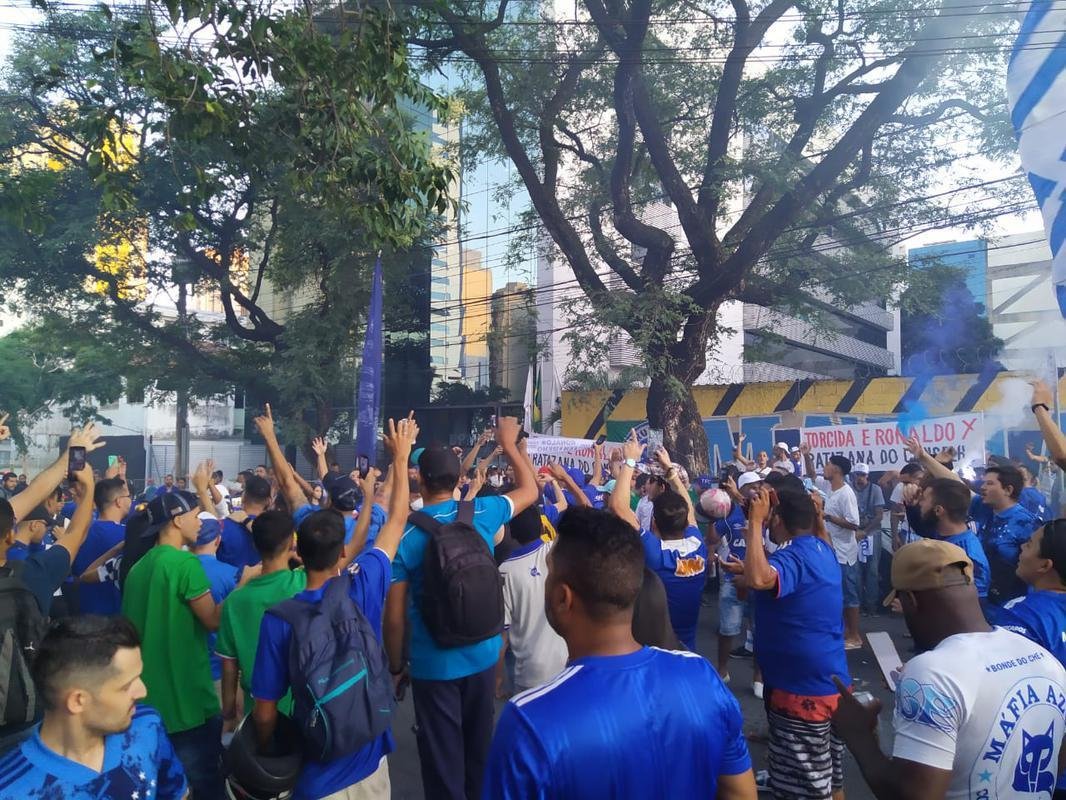 Torcida do Cruzeiro foi em peso ao Parque Esportivo do Barro Preto para fazer press�o pela aprova��o da venda da SAF a Ronaldo