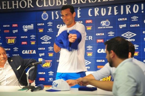 Fred foi apresentado no Cruzeiro pelo presidente Wagner Pires de S e pelo vice Itair Machado