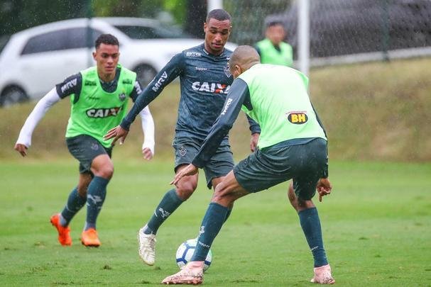 Atltico treinou sob chuva intensa na Cidade do Galo nesta quinta-feira  tarde