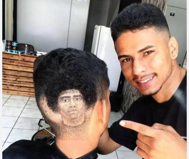 Wellison da Silva Moreno, conhecido como Well Barbeiro, estampa jogadores corintianos