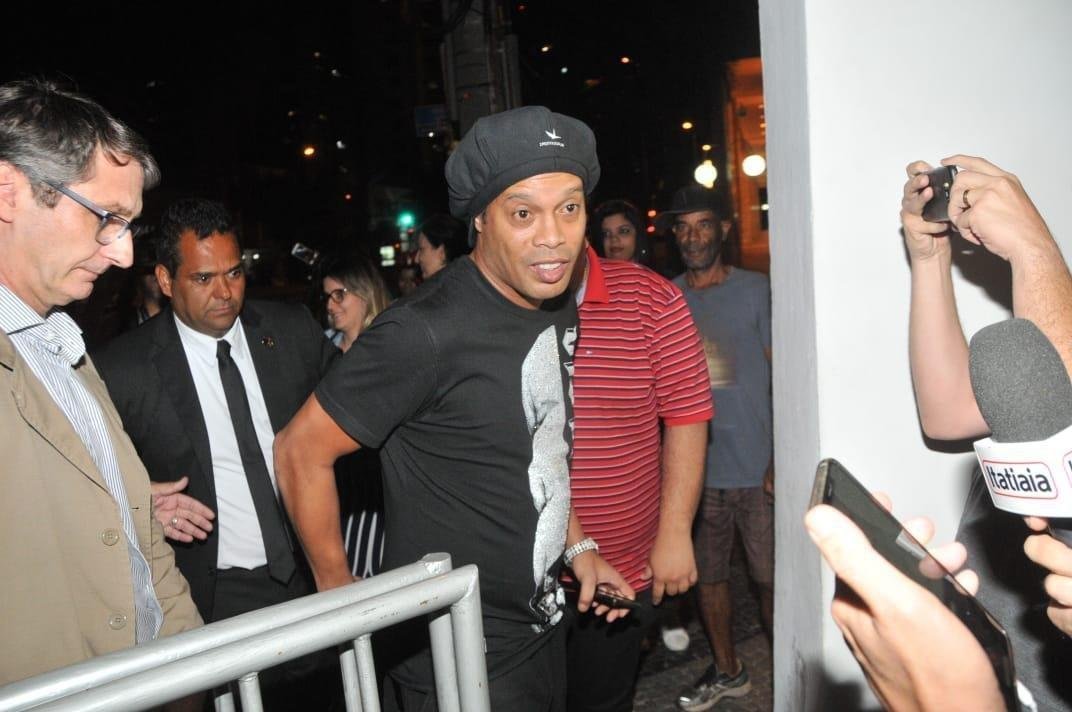 Ronaldinho chegou com duas horas de atraso  sede, onde recebeu homenagem do Atltico