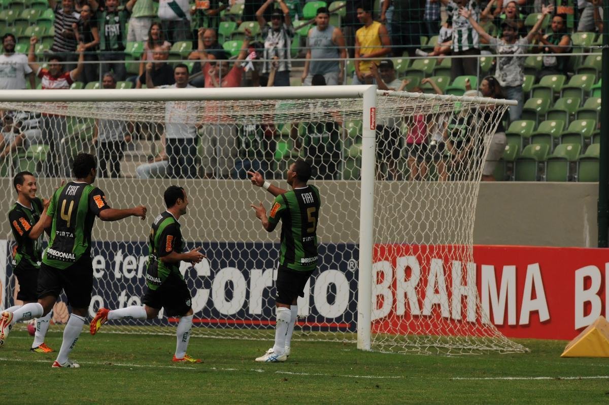 Na sua primeira partida com a camisa do Amrica, Agenor balanou as redes; o Coelho bateu o Cricima por 3 a 0, no Independncia