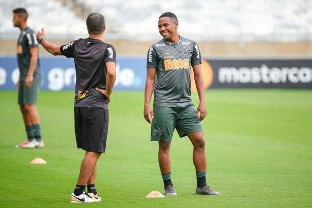 Levir Culpi comanda treino no Mineirão antes da estreia no Grupo E da Libertadores