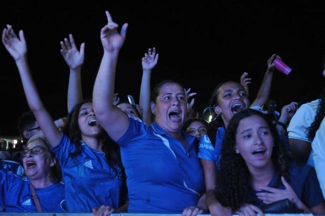 Torcedores do Cruzeiro cantam eufricos durante a Caravana em Conselheiro Lafaiete, com a visita de Ronaldo