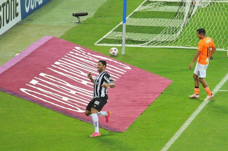 Fotos do gol de Hulk, do Atltico, sobre o La Guaira, no Mineiro, pela Libertadores