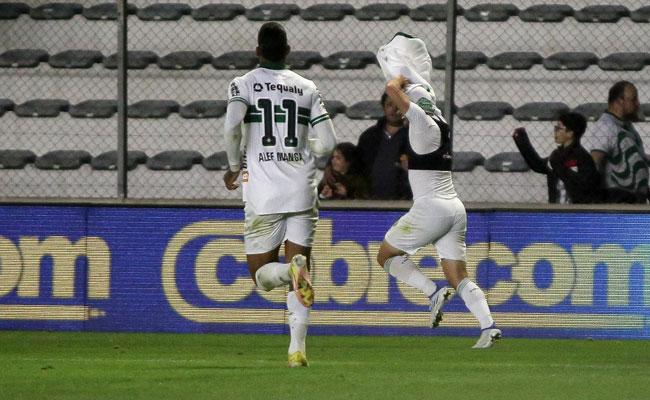 Aos 46min do segundo tempo, Régis bateu forte para garantir o triunfo do Coritiba