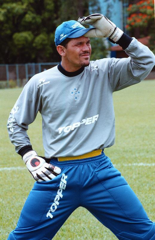 Fabiano foi contratado por emprstimo  Portuguesa em 2000 e foi o goleiro do Cruzeiro na disputa da Copa Joo Havelange.